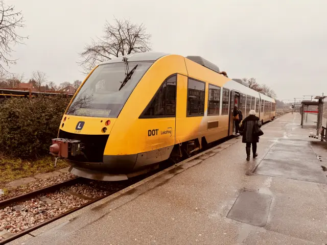 Billede af LT 107-207, tidligere LB 107-207 fotograferet ud for Hillerød Station.