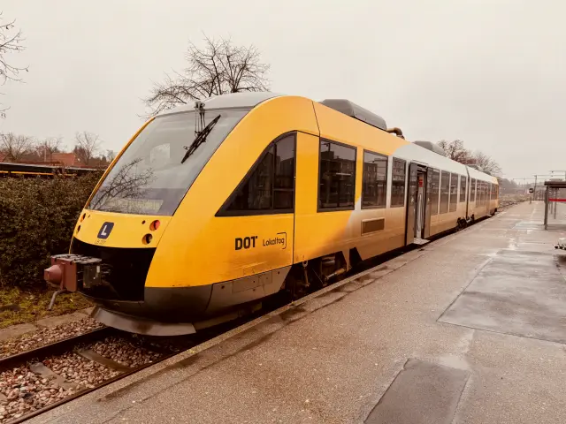 Billede af LT 107-207, tidligere LB 107-207 fotograferet ud for Hillerød Station.
