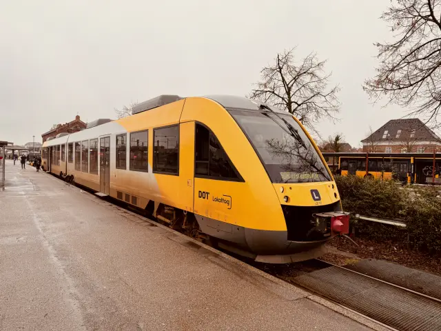 Billede af LT 107-207, tidligere LB 107-207 fotograferet ud for Hillerød Station.