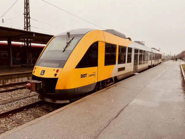 Billede af LT 114-214, tidligere LB 114-214 fotograferet ud for Hillerød Station.