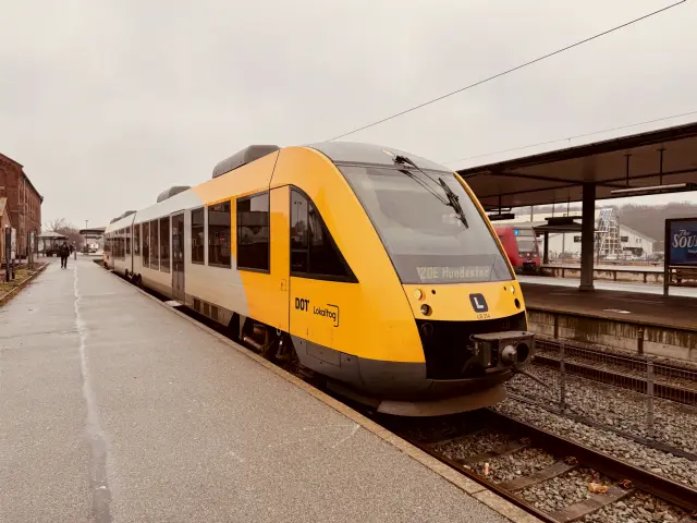 Billede af LT 114-214, tidligere LB 114-214 fotograferet ud for Hillerød Station.