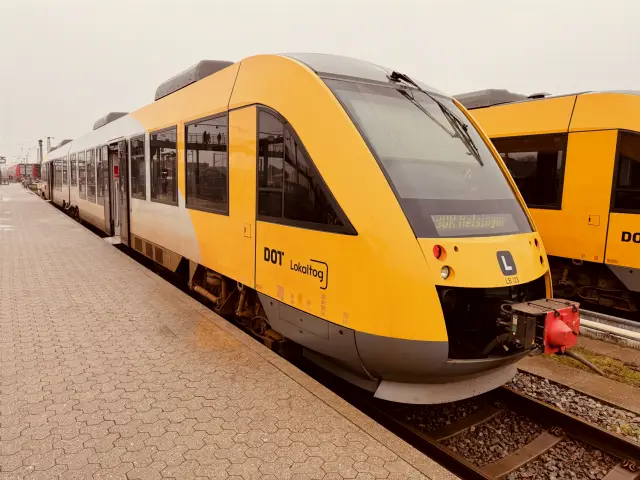 Billede af LT 123-223, tidligere LB 123-223 fotograferet ud for Hillerød Station, hvor den holder ved perron sammen med LT 127-227.