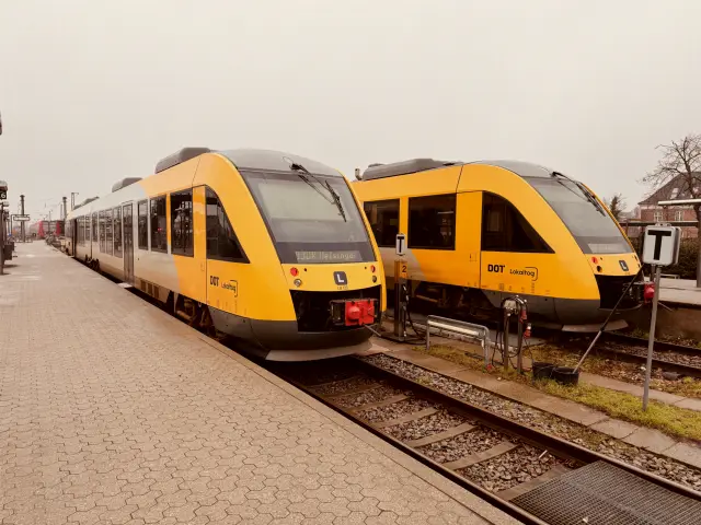 Billede af LT 123-223, tidligere LB 123-223 fotograferet ud for Hillerød Station, hvor den holder ved perron sammen med LT 127-227.