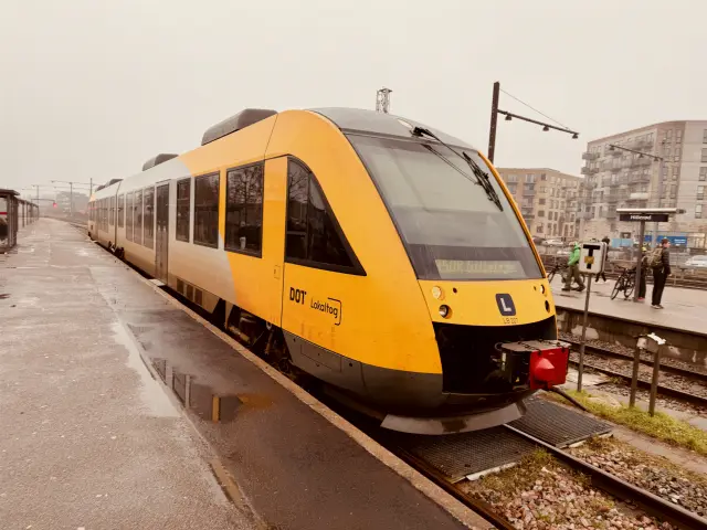 Billede af LT 127-227, tidligere LB 127-227 fotograferet ud for Hillerød Station.