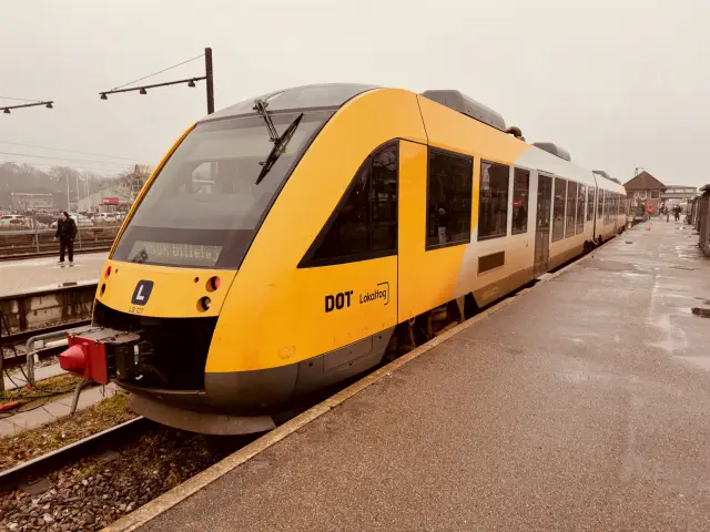 Billede af LT 127-227, tidligere LB 127-227 fotograferet ud for Hillerød Station.