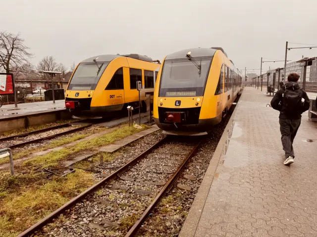 Billede af LT 127-227, tidligere LB 127-227 fotograferet ud for Hillerød Station, hvor den holder ved perron sammen med LT 123-223.