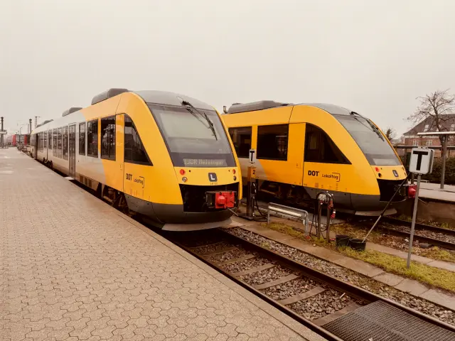 Billede af LT 127-227, tidligere LB 127-227 fotograferet ud for Hillerød Station, hvor den holder ved perron sammen med LT 123-223.