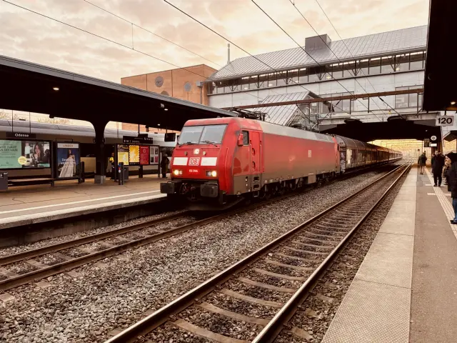 Billede af DBCSC EG 3104, tidligere DSB EG 3104 fotograferet ud for Odense Banegård Center.