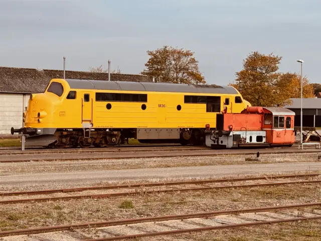 Billede af LT M 36, tidligere DSB MX 1043 fotograferet ud for Nakskov Station.