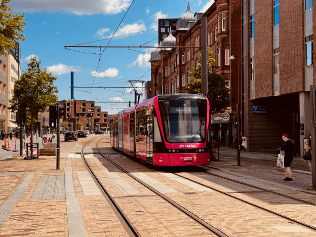Billede af Odense Letbane togsæt 15 i HCA Festivalsforklædning fotograferet ud for Odense Banegård Letbanestation.
