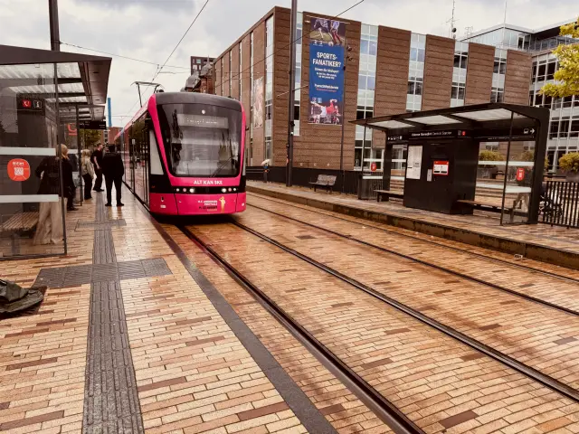 Billede af Odense Letbane togsæt 12 i HCA Festivalsforklædning fotograferet ud for Odense Banegård Letbanestation.