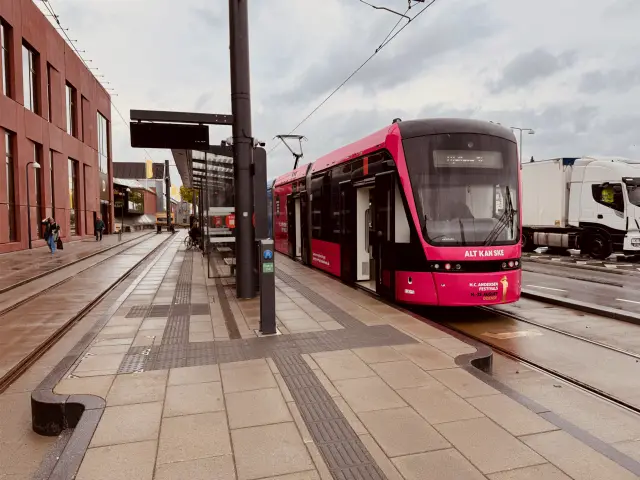 Billede af Odense Letbane togsæt 12 i HCA Festivalsforklædning fotograferet ud for Tarup Center Letbanestation.
