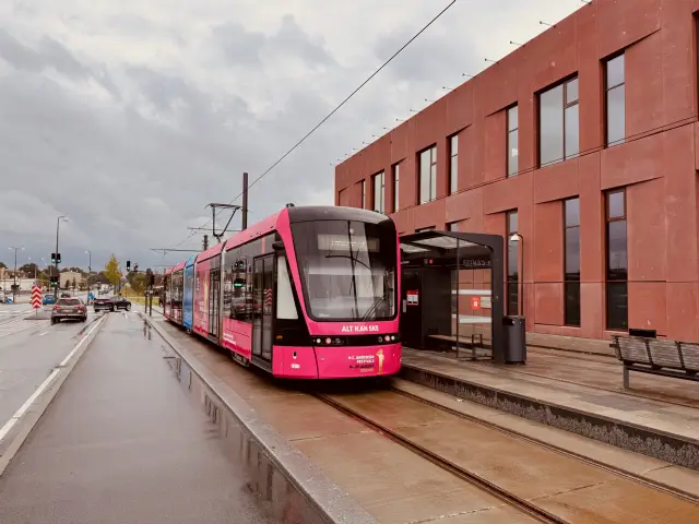 Billede af Odense Letbane togsæt 12 i HCA Festivalsforklædning fotograferet ud for Tarup Center Letbanestation.
