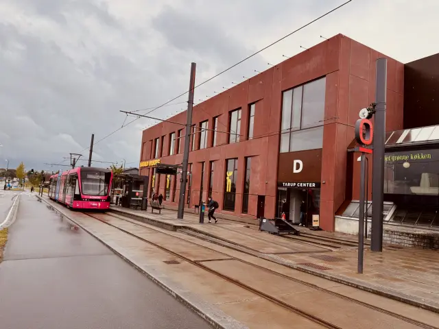 Billede af Odense Letbane togsæt 12 i HCA Festivalsforklædning fotograferet ud for Tarup Center Letbanestation.