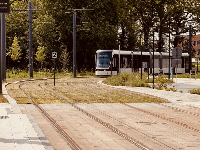Billede af Odense Letbane togsæt 12 fotograferet ud for SDU Letbanestation.