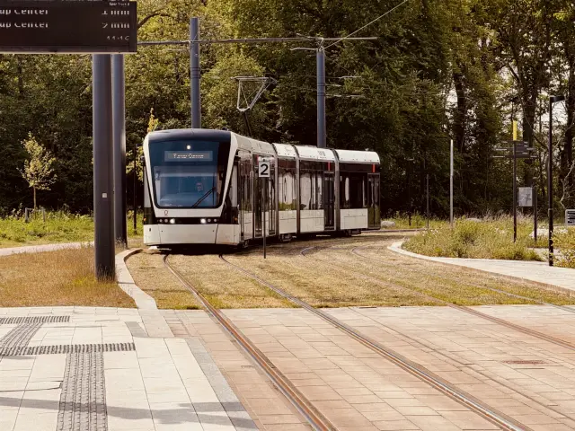Billede af Odense Letbane togsæt 12 fotograferet ud for SDU Letbanestation.