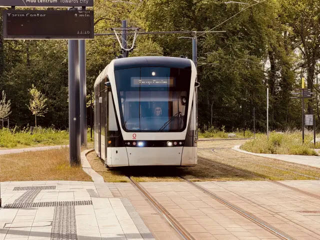 Billede af Odense Letbane togsæt 12 fotograferet ud for SDU Letbanestation.