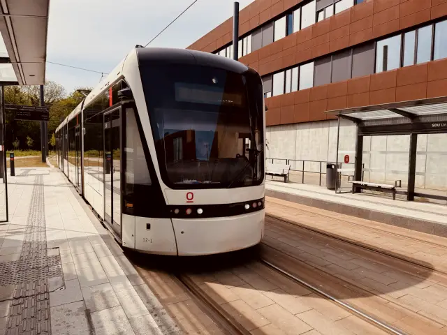 Billede af Odense Letbane togsæt 12 fotograferet ud for SDU Letbanestation.