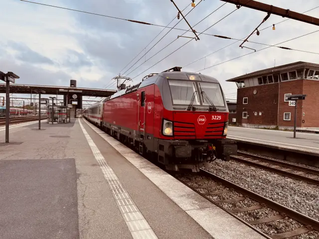 Billede af DSB EB 3225 fotograferet ud for Odense Banegård Center.