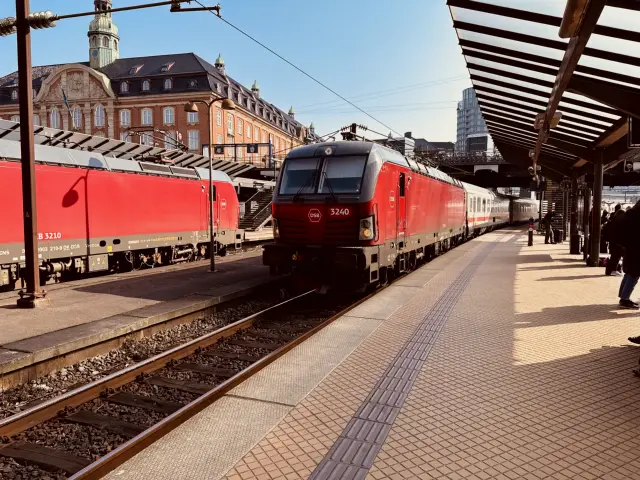 Billede af DSB EB 3240 fotograferet ud for København Hovedbanegård.