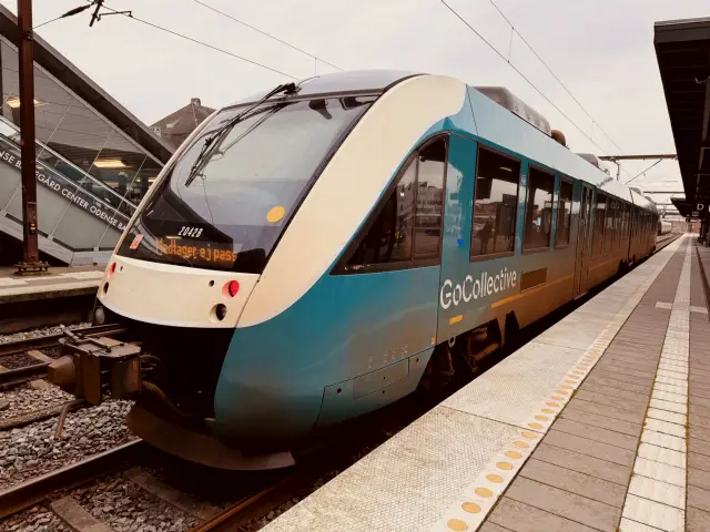 Billede af GoCollective AR 2042, tidligere ARRIVA AR 2042 fotograferet ud for Odense Banegård Center.