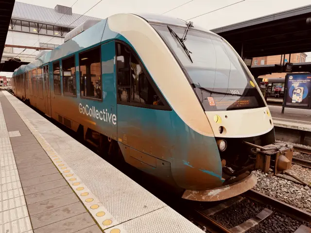 Billede af GoCollective AR 2042, tidligere ARRIVA AR 2042 fotograferet ud for Odense Banegård Center.