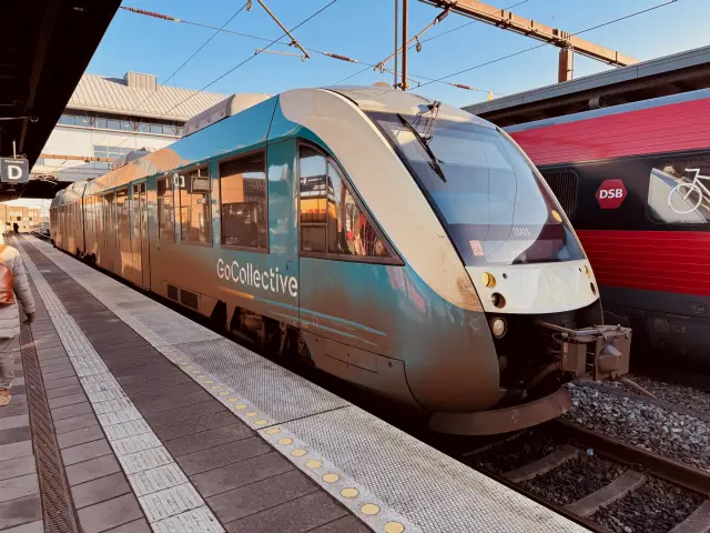 Billede af GoCollective AR 2042, tidligere ARRIVA AR 2042 fotograferet ud for Odense Banegård Center.