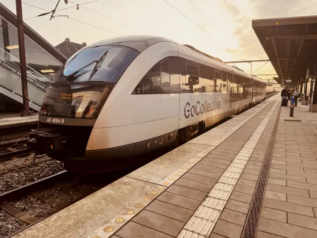 Billede af GoCollective AR 4084, tidligere DSB MQ 4124-4924 fotograferet ud for Odense Banegård Center.