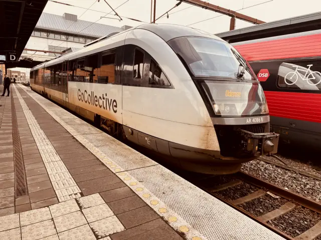 Billede af GoCollective AR 4086, tidligere DSB MQ 4126-4926 fotograferet ud for Odense Banegård Center.