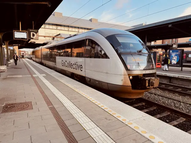 Billede af GoCollective AR 4087, tidligere DSB MQ 4127-4927 fotograferet ud for Odense Banegård Center.