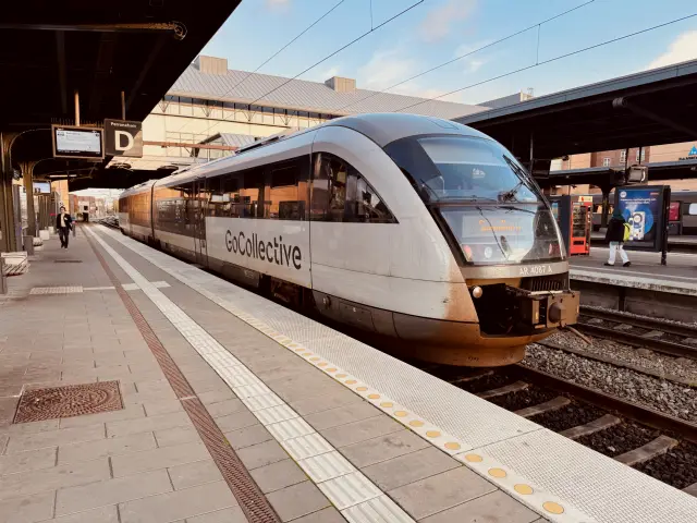 Billede af GoCollective AR 4087, tidligere DSB MQ 4127-4927 fotograferet ud for Odense Banegård Center.