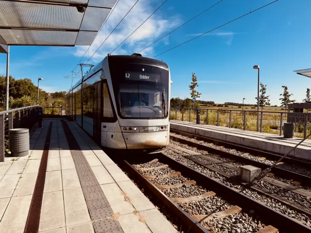 Billede af Aarhus Letbane togsæt 1113 fotograferet ud for Klokhøjen Letbanestation.
