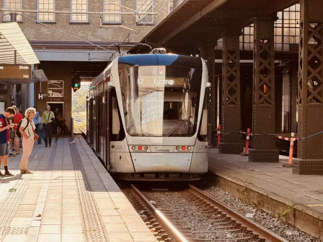 Billede af Aarhus Letbane togsæt 1101 fotograferet ud for Aarhus Hovedbanegård.