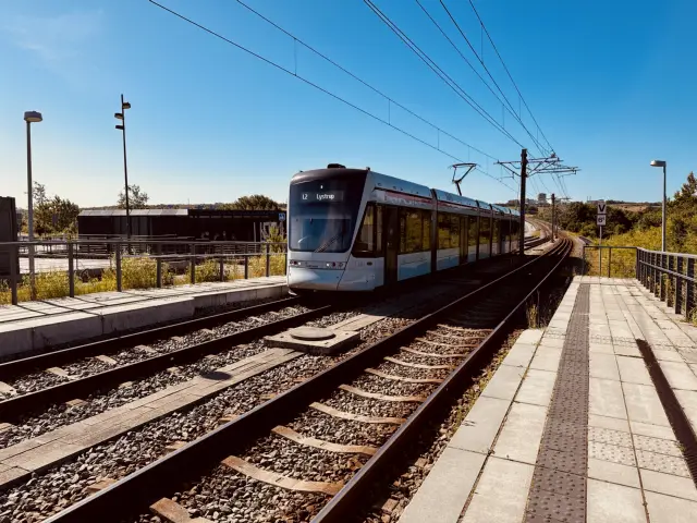 Billede af Aarhus Letbane togsæt 1101 fotograferet ud for Klokhøjen Letbanestation.