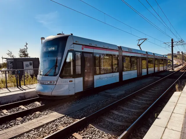 Billede af Aarhus Letbane togsæt 1101 fotograferet ud for Klokhøjen Letbanestation.