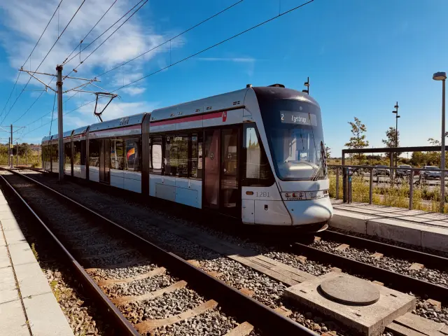 Billede af Aarhus Letbane togsæt 1101 fotograferet ud for Klokhøjen Letbanestation.