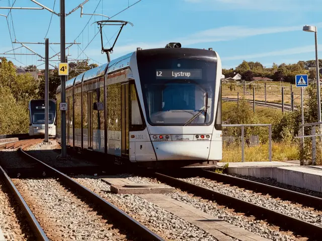 Billede af Aarhus Letbane togsæt 1101 fotograferet ud for Klokhøjen Letbanestation.