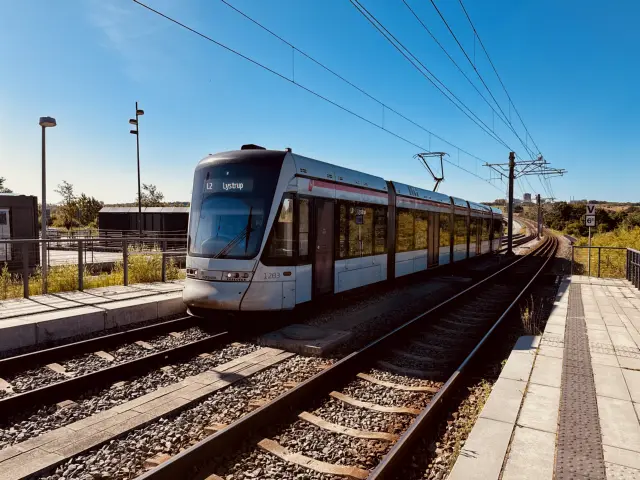 Billede af Aarhus Letbane togsæt 1103 fotograferet ud for Klokhøjen Letbanestation.