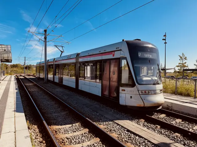 Billede af Aarhus Letbane togsæt 1103 fotograferet ud for Klokhøjen Letbanestation.