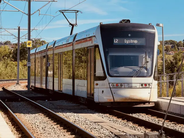 Billede af Aarhus Letbane togsæt 1103 fotograferet ud for Klokhøjen Letbanestation.