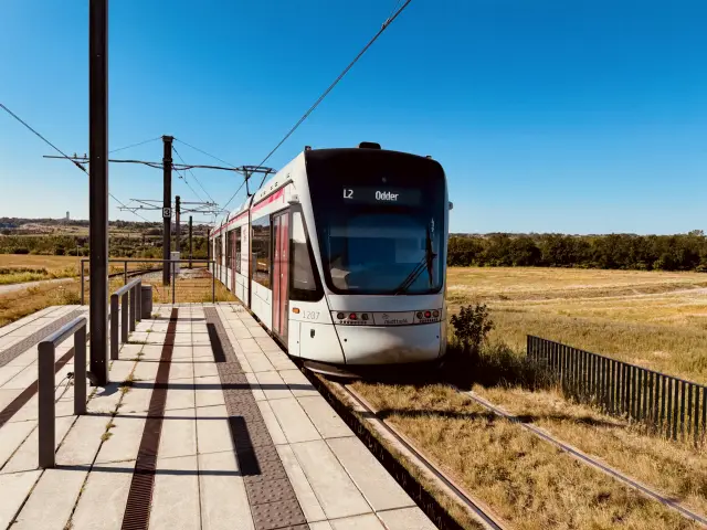 Billede af Aarhus Letbane togsæt 1107 fotograferet ud for Lisbjerg Bygade Letbanestation.