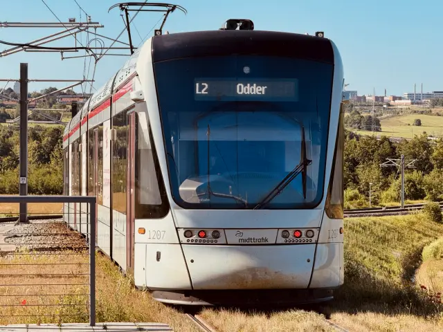 Billede af Aarhus Letbane togsæt 1107 fotograferet ud for Lisbjerg Bygade Letbanestation.