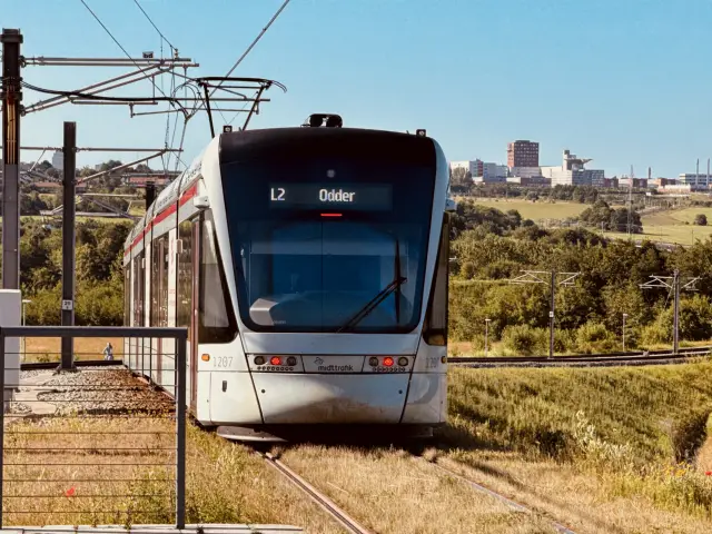 Billede af Aarhus Letbane togsæt 1107 fotograferet ud for Lisbjerg Bygade Letbanestation.
