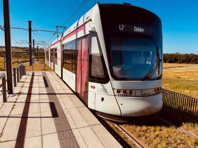 Billede af Aarhus Letbane togsæt 1107 fotograferet ud for Lisbjerg Bygade Letbanestation.