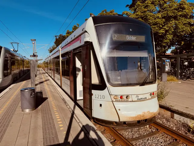 Billede af Aarhus Letbane togsæt 1110 fotograferet ud for Lystrup Letbanestation.