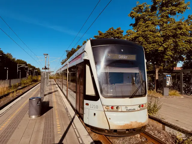 Billede af Aarhus Letbane togsæt 1110 fotograferet ud for Lystrup Letbanestation.