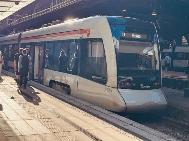 Billede af Aarhus Letbane togsæt 2103 fotograferet ud for Aarhus Hovedbanegård.
