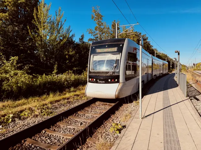 Billede af Aarhus Letbane togsæt 2103 fotograferet ud for Lystrup Letbanestation.
