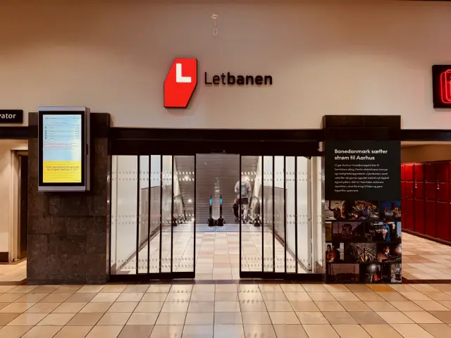 Billede af nedgangen til Letbaneperronen på Aarhus Hovedbanegård.