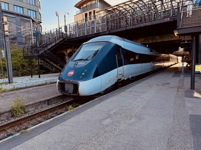 Billede af DSB MG 5604 fotograferet ud for Aarhus Hovedbanegård.